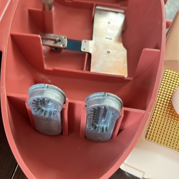 Singer Buttonholer Pink Vintage Oval clamshell case - Picture 3 of 12